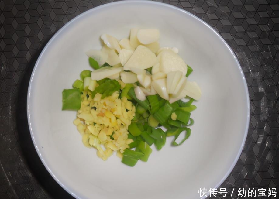 入在锅中|冬天里才有的美味,人人吃得起,我遇到必买,炒腊味吃太香了