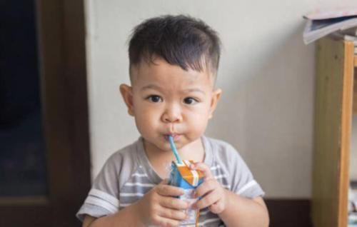 纯牛奶|“假牛奶”被曝光,喝了没营养还费钱,这几种,你给孩子喝过吗?