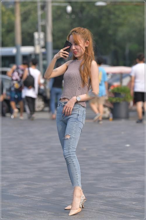 浅色|街拍美女：灰粉色修身针织衣搭配浅色牛仔裤，纯净优雅，温柔浪漫