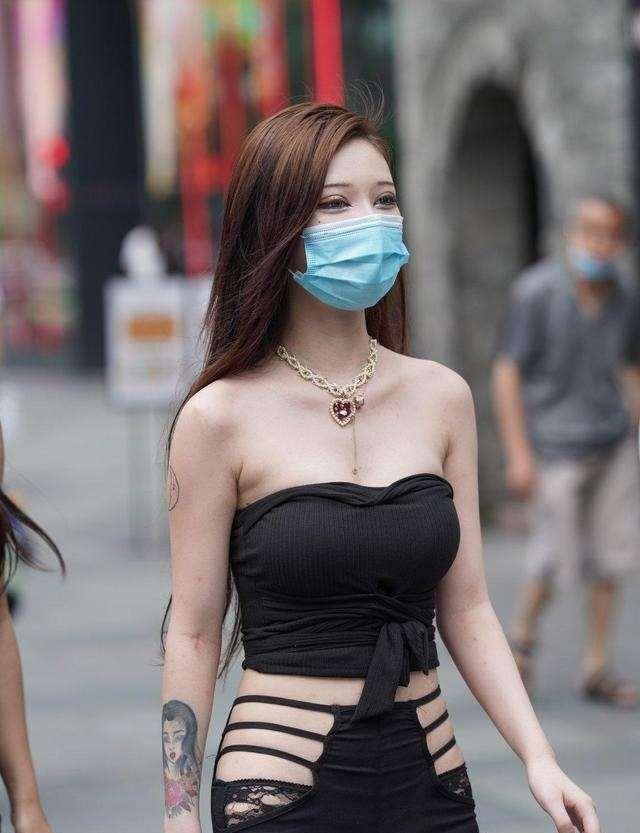 淡紫色 美女脚上搭配一双拼色的高跟鞋,穿起来非常的时尚又舒适