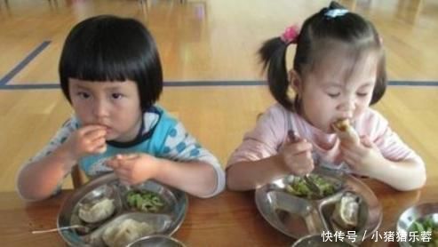 家长|医生揭秘孩子爱边吃边玩,2大原因导致,家长要避免踩雷区