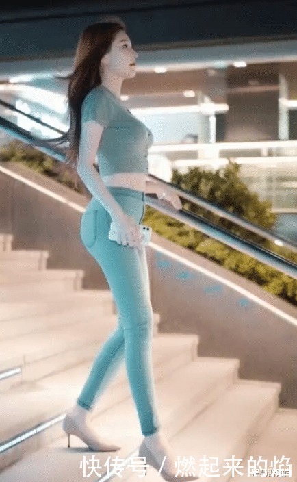 t恤衫|蓝色T恤搭配牛仔裤,映衬满满活力,“接地气”的自然美