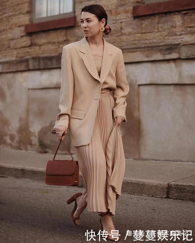 早秋,不管你是奔几的女人,这4种外套要少穿,上身显胖没气质!