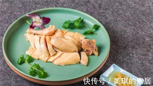 肉质|煮白切鸡时,掌握这个关键步奏,鸡肉又香又嫩,不腥不柴味道鲜