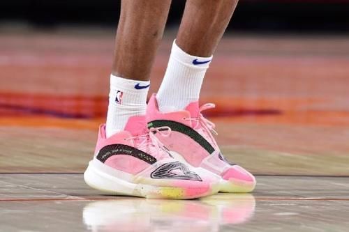 相信经常看博主发的球鞋上脚