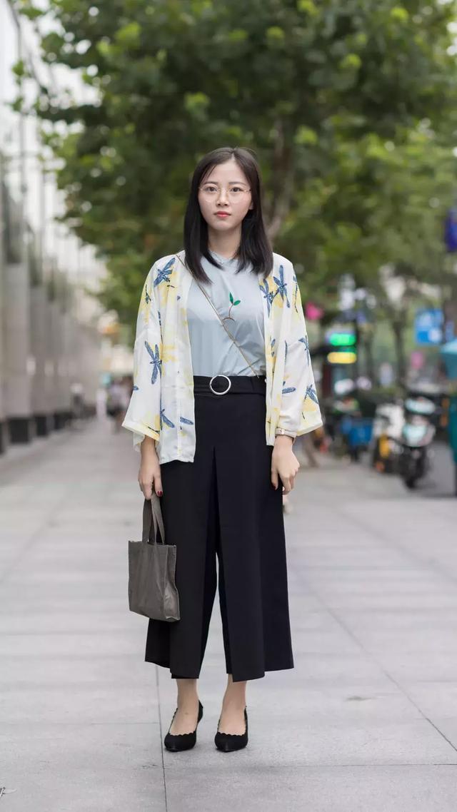 裙子|街拍：身材高挑的美女，柔美的裙子搭配时髦的背心，简约大方