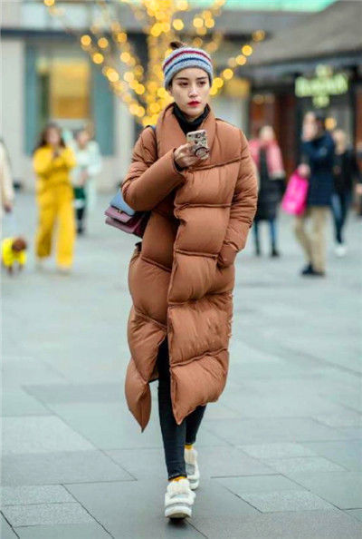 街拍：美女浅蓝色衬衣配紧身牛仔，长相清秀，一笑倾城