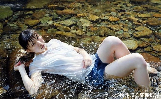 日本画家手绘落水少女,放大10倍水珠清晰可见,网友:哗众取宠