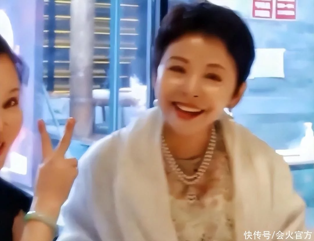 江城子·董文华集友聚餐饮酒高歌