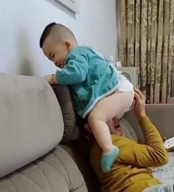 爸爸|宝宝见爸爸打游戏,随后熊孩子的反应,网友:穿纸尿裤的惹不起