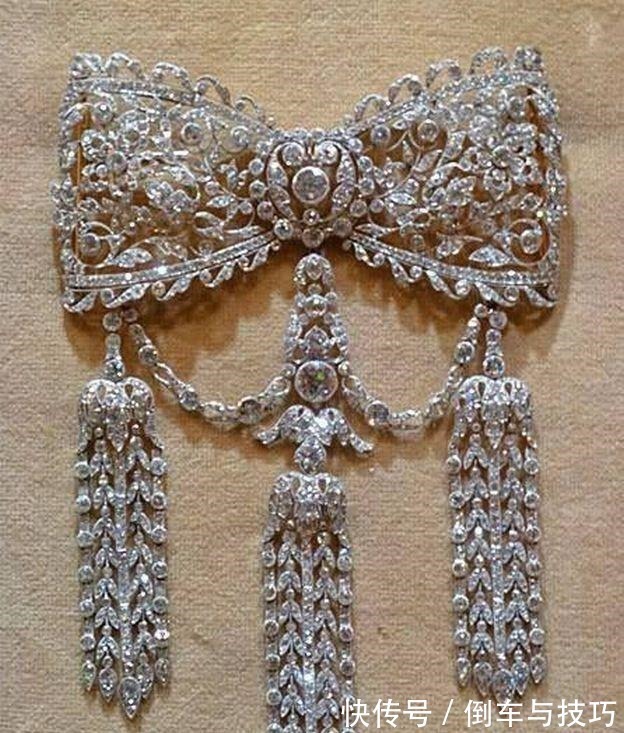 英女王 蕾丝只能做裙子珠宝亦可如蕾丝般精致浪漫!