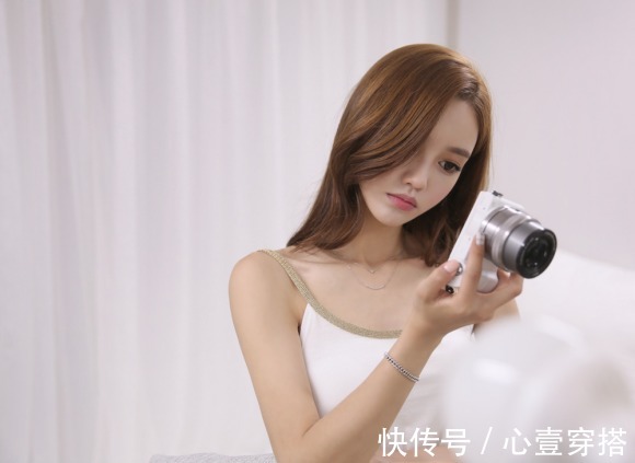 纯白色|女神孙允珠高清时尚搭配:惹眼金边碰撞纯白色小吊带