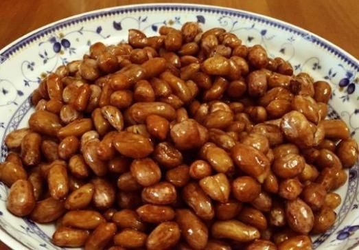 别再只会做油炸花生米了,饭店大厨通常这样做,吃着更香更美味