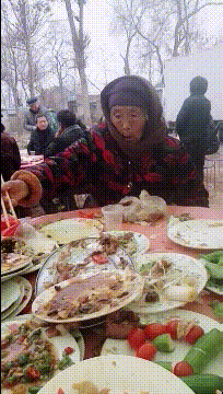 |搞笑GIF趣图:去吃席,不但没有吃饱,还弄了一身菜