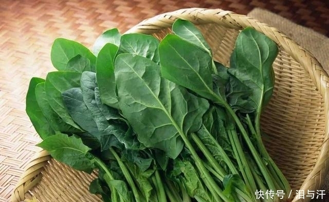 炒菜|50多歲夫妻,雙雙患上骨質疏松,醫生提醒:炒菜時1種調料要少放