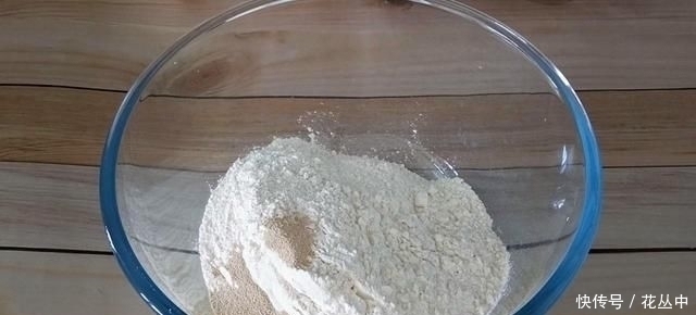 芝麻烧饼这样做真香,不揉不擀面,更不用调油酥,出锅一盘不够吃