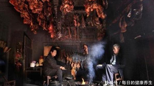 农村才能做烟熏肉学会这招,城里也能熏,味道更香,放1年不坏