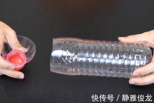 衣架上挂一个塑料瓶,放在阳台太实用了,解决了千家万户的烦恼!