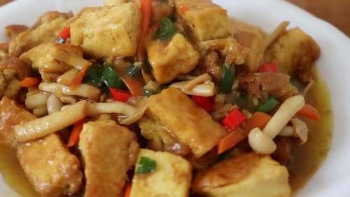 豆腐里打2个鸡蛋，居然这么好吃，年夜饭上桌连汤汁都不剩