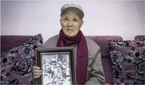 封藏|志愿者赠老兵一张美国封藏70年的照片，老兵大哭：上面的人就是我