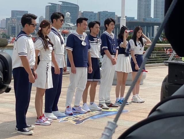 人品 吳宣儀超短裙參加《跑男》,注意旁邊蔡徐坤的手,真實人品藏不住