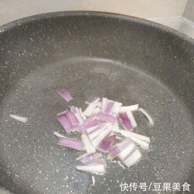 黄花菜木耳鸡蛋打卤面你这么做，保证你吃一次想十次