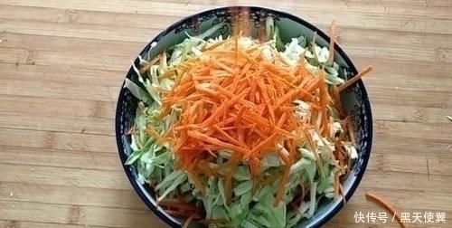 干面粉|天热宁可不吃红烧肉，也要吃包菜馅饼，不揉面不擀面，柔软鲜香