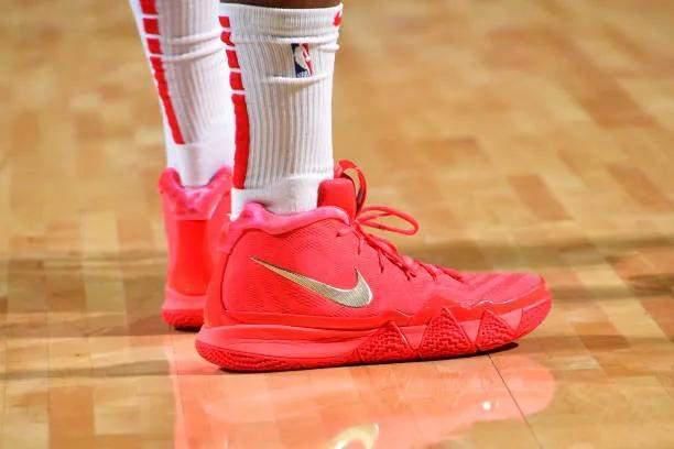 NBA球员上脚：库里8代定制版，恩比德球鞋缅怀科比