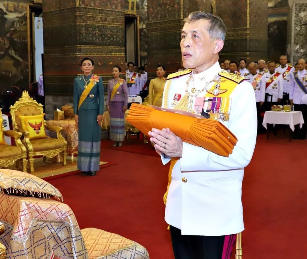 不愧|泰国贵妃被废除后,王后首次出现面不改色,不愧是见过世面的人!