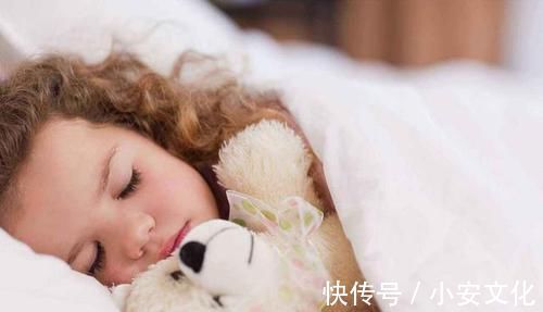 睡眠时间|睡前的3个“坏习惯”,会悄悄偷走孩子的身高,希望你家娃没有