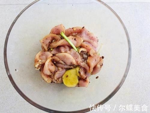 炸酥肉时，只用淀粉和鸡蛋是错的，记住1个小妙招，酥肉香酥不腻