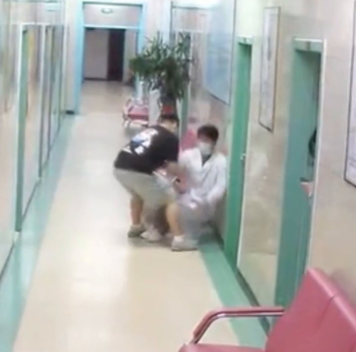 晕倒|病人家属搭救低血糖晕倒医生：这次轮到我救你了