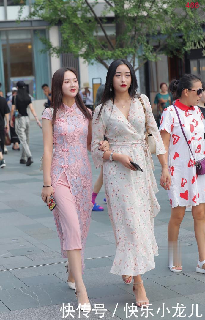 面子|粉白连衣裙闺蜜,领回家肯定有面子,一看垮的包包有点草率了