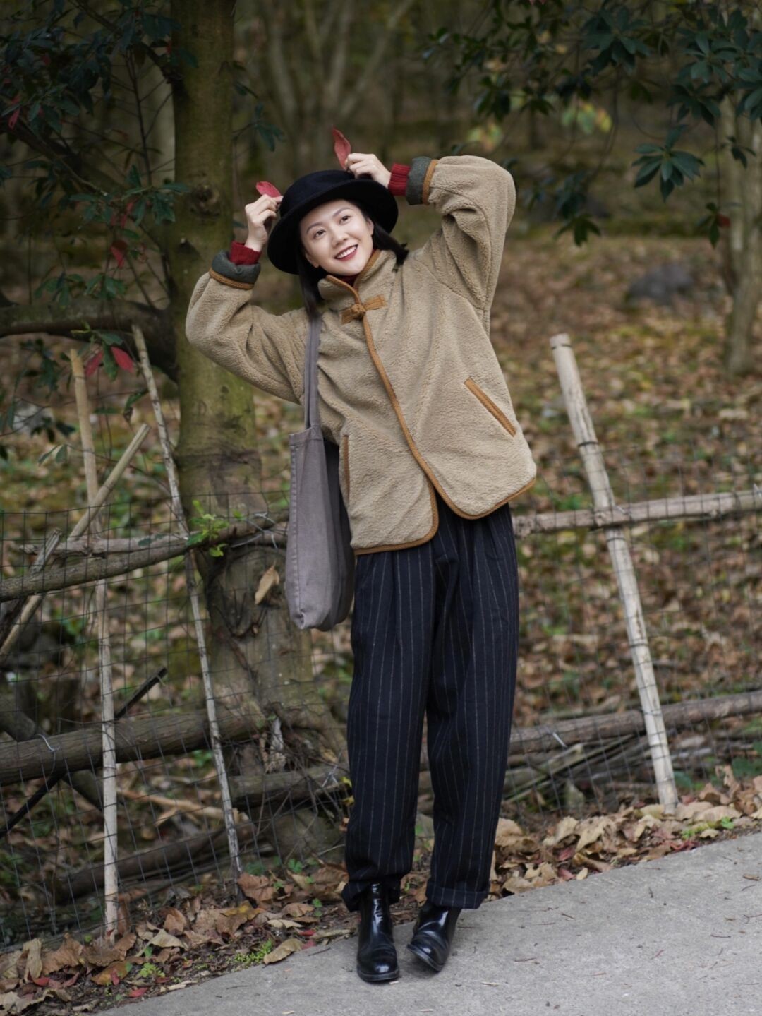 冬季 可爱风的女生,冬季用“羊羔绒单品”搭裙装和裤装,保暖又时髦