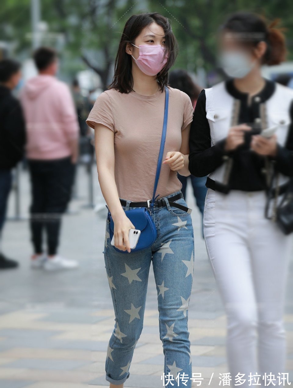 穿搭 白色上衣搭配黑色迷你牛仔裤,就是这么简单百搭,怎样穿都是好看