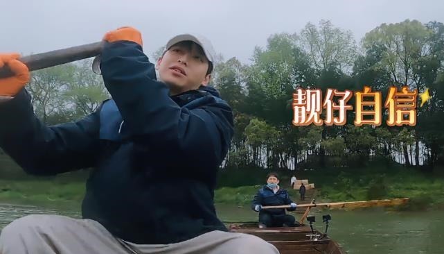 张子枫|张子枫帮何炅搬行李, 脚上的鞋子成焦点, 是不是来干活的一目了然