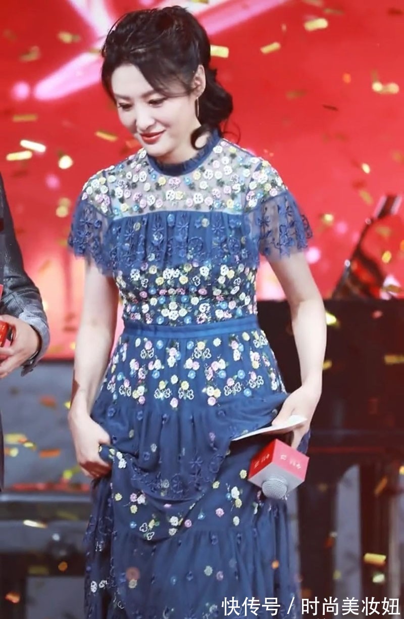 马尾|周涛这才是“逆龄生长”,一袭蓝色连衣裙配高马尾,53岁太养眼