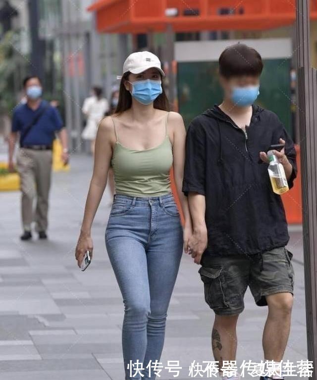 牛仔裤|青春靓丽的小姐姐，绿色上衣搭配修身牛仔裤，简约又时尚