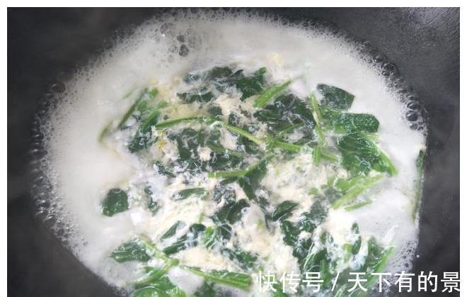 做法|做菠菜汤时，到底要不要放锅炒？教你详细做法，菠菜汤翠绿好喝