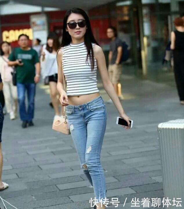 条纹上衣+牛仔裤,百搭显瘦,时尚的穿搭方式