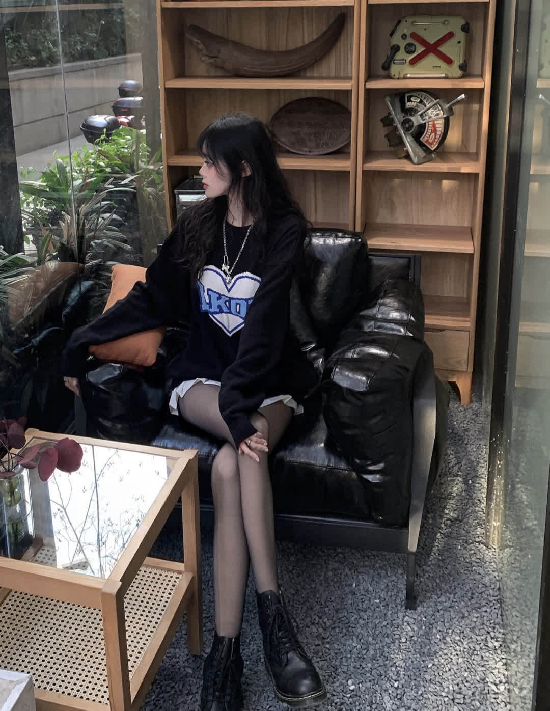 毛衣 婀娜多姿的小姐姐, 一件黑色宽松毛衣配超短裙, 性感又摩登