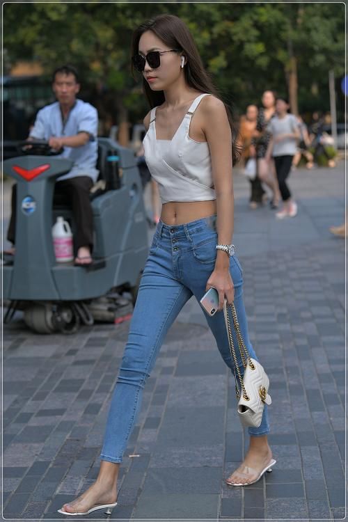  美女|街拍美女：白色吊带背心搭配经典款牛仔裤，简单清爽，舒适十足
