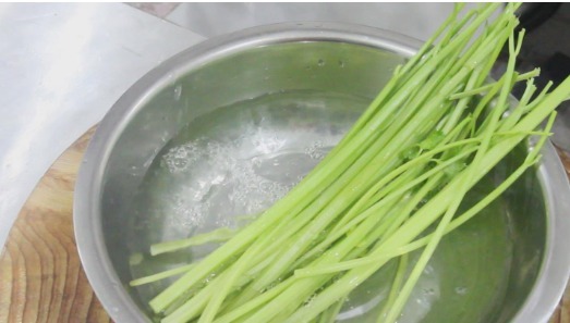 滑嫩|大厨教你芹菜怎样炒好吃?学会这技巧,芹菜清脆不变色,肉片滑嫩