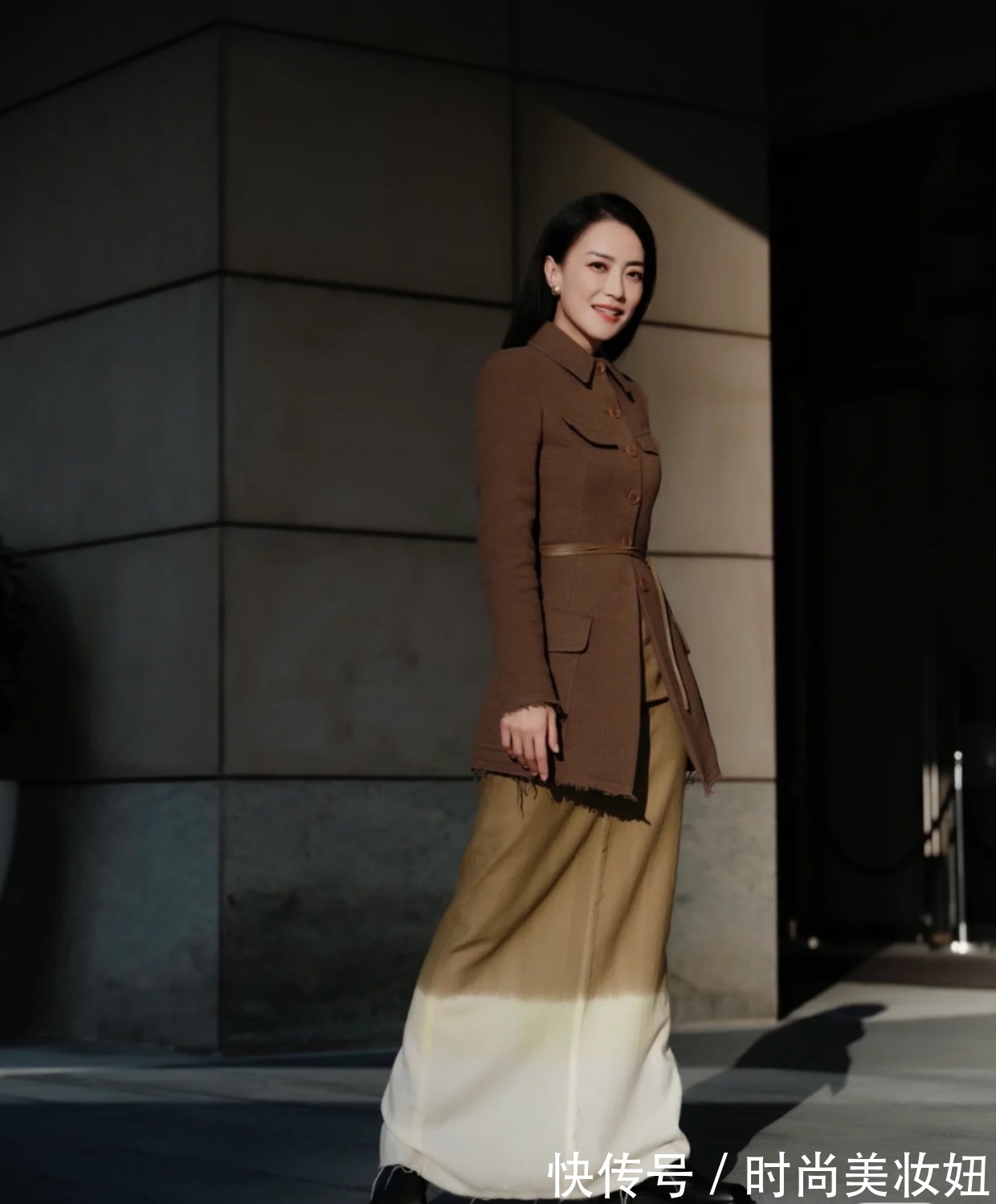 穿搭|霍汶希也太美了吧!穿中山装外套配长裙高级大气,颜值媲美大明星