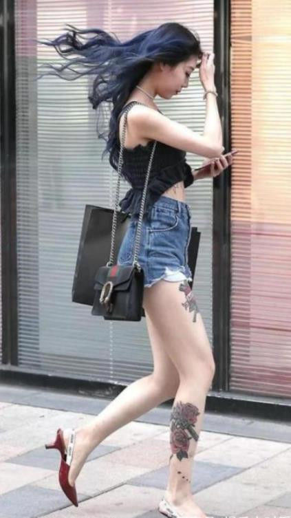 牛仔|红色上衣搭配牛仔紧身裤的美女,身材玲珑,女人味十足