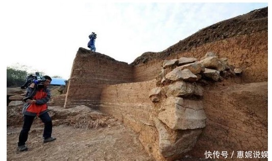 专家|专家们打开一个国王的坟墓，里面摆着一桌酒和食物，旁边还坐着人