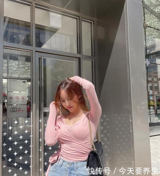 宽松牛仔裤 韩搭|水洗色宽松牛仔裤把小姐姐的身材完美展现了!