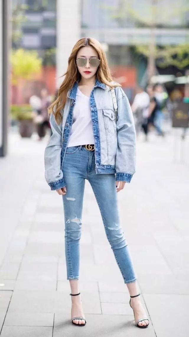 牛仔裤轻松穿出应有的气质美,能为你带来意气风发的感觉