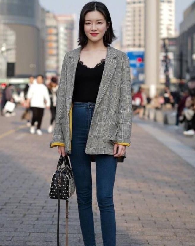 街拍清新靓丽的小美女,娇美又可爱,真是青春活力无限