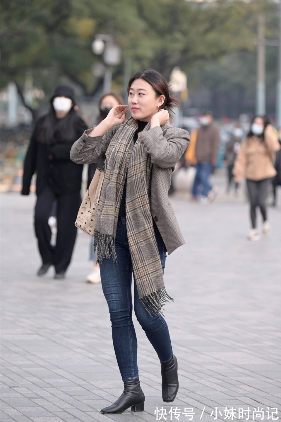 时尚 冬季时尚的一种搭配,紧身牛仔裤穿搭,天冷也可以秀身材